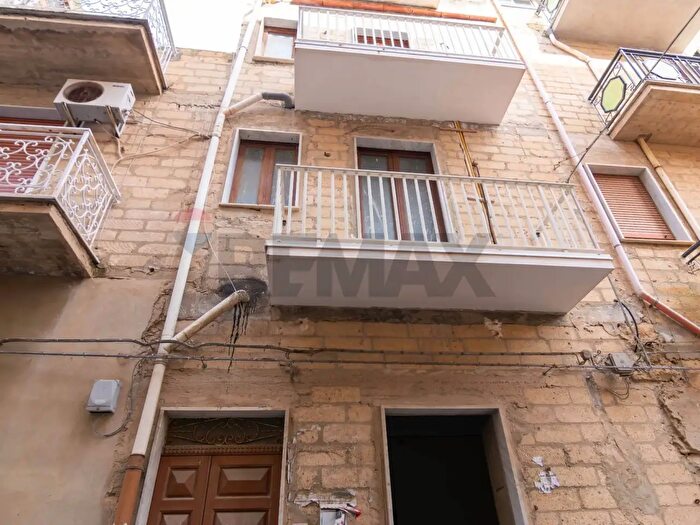 Casa con 9 locali in vendita in Via Luigi Cadorna, Niscemi