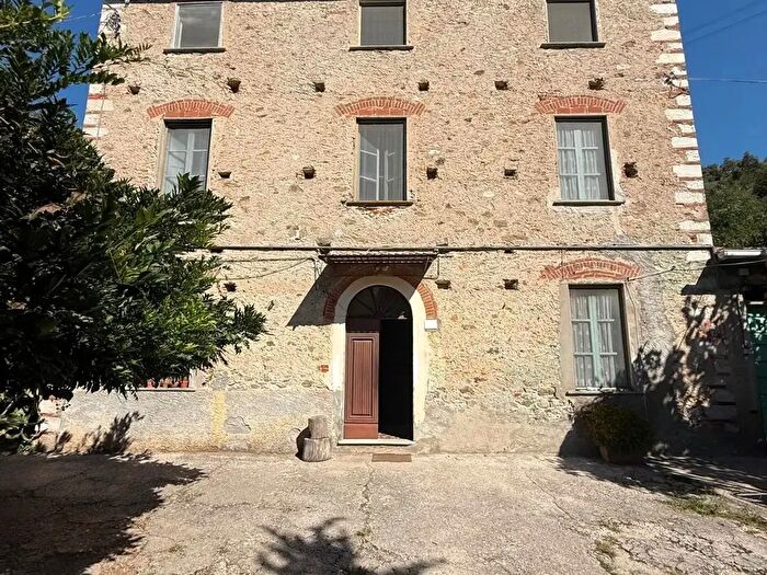Casa con 8 locali in vendita in Pietrasanta
