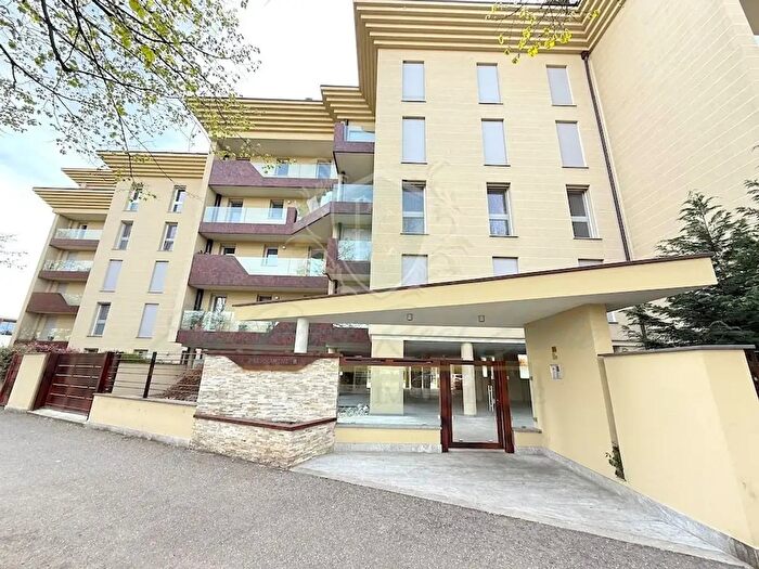 Appartamento trilocale in vendita in Via Piermarini, Lodi