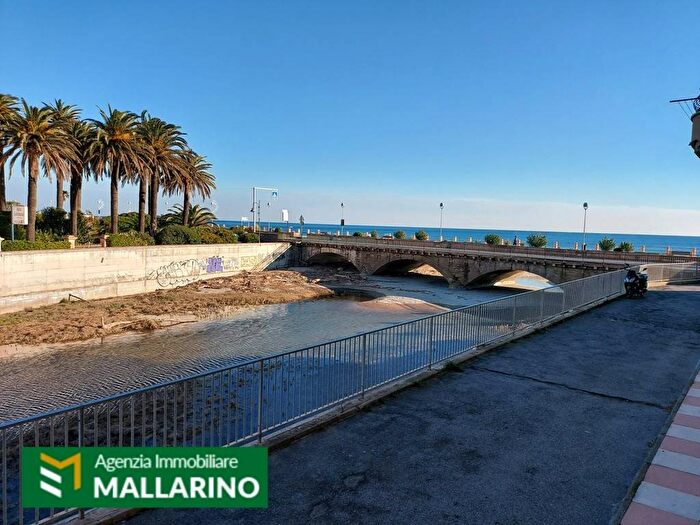 Appartamento trilocale in affitto in Via Novembre, Centro, Finale Ligure