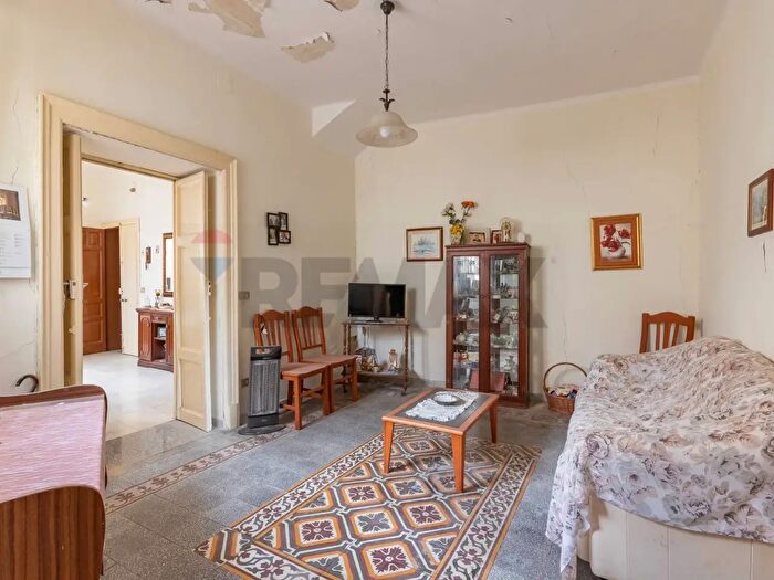 Casa con 6 locali in vendita in Via Reitano, Caltagirone