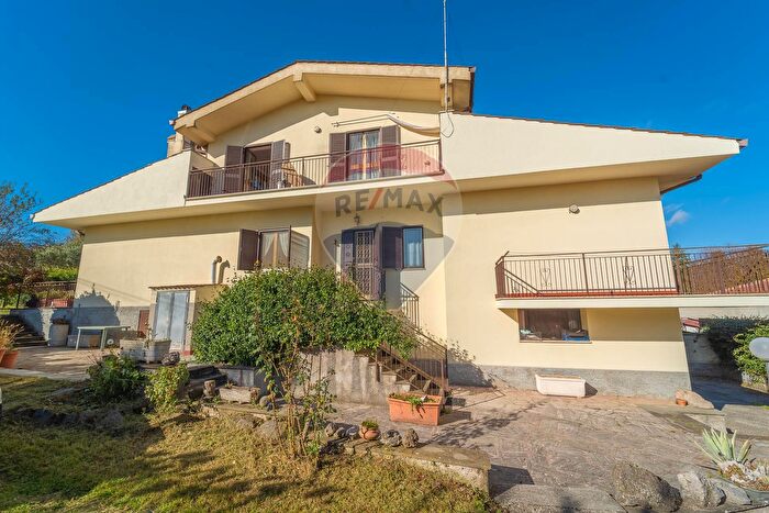 Appartamento con 10 locali in vendita in Via delle Petunie, Rocca Priora