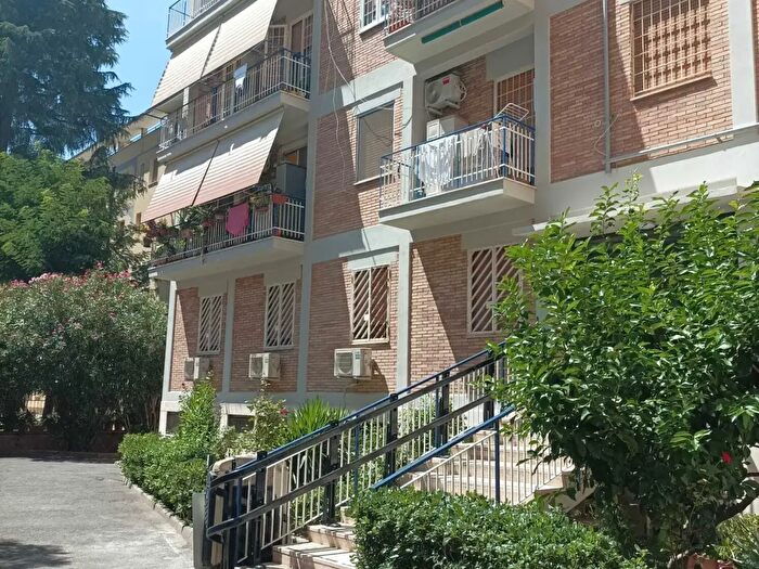 Appartamento trilocale in vendita in Via Filippo Serafini, Roma