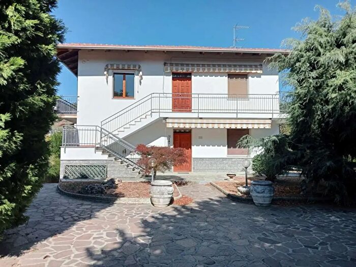 Casa con 13 locali in vendita in Alessandria