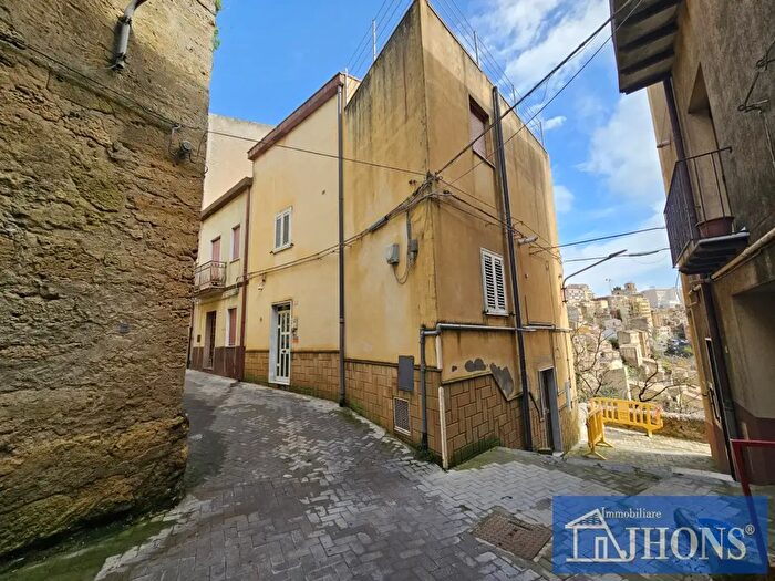 Casa quadrilocale in vendita in Via Sottotenente Gennaro, Enna