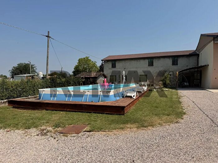 Casa con 10 locali in vendita in Castiglione Delle Stiviere