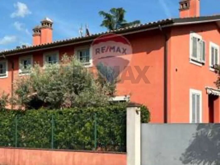 Casa con 12 locali in vendita in Foligno