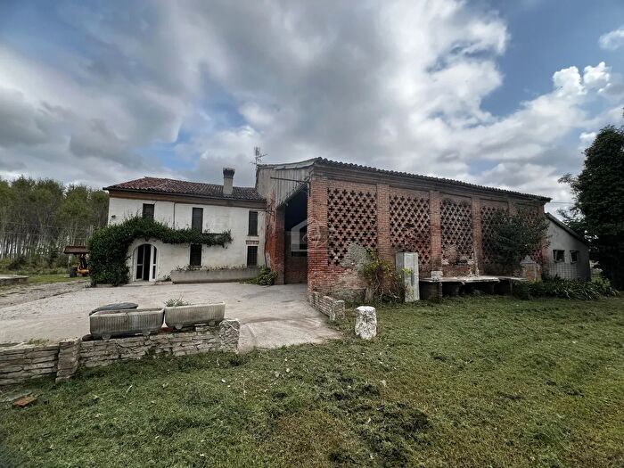 Casa con 8 locali in vendita in Castel DArio