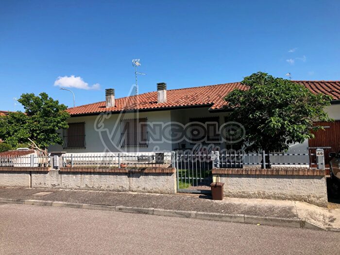 Casa con 7 locali in vendita in Occhiobello