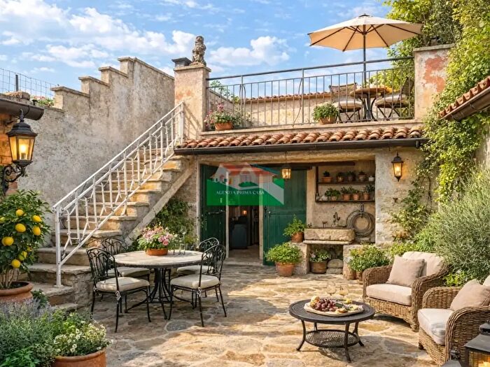 Casa con 9 locali in vendita in Via Pier Traversari, Ravenna