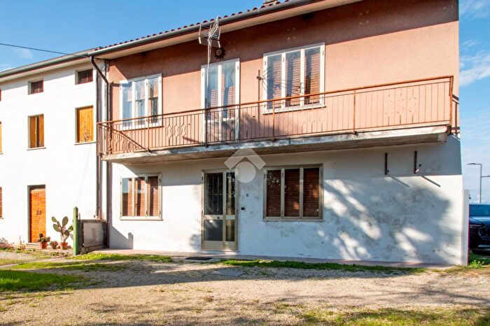 Casa quadrilocale in vendita in Via IV Novembre, Costabissara