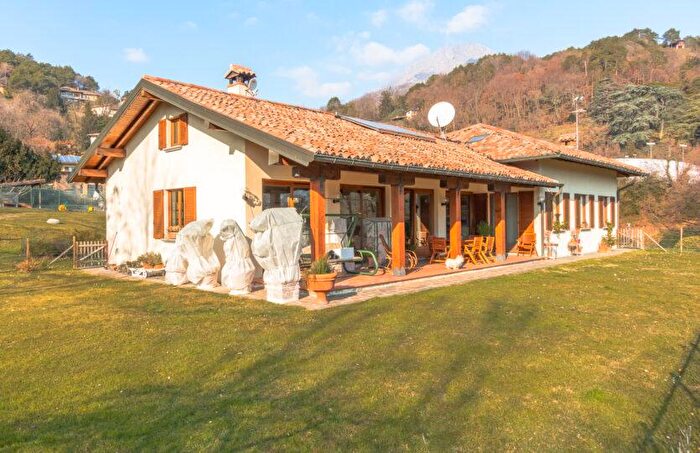 Casa con 8 locali in vendita in Menaggio