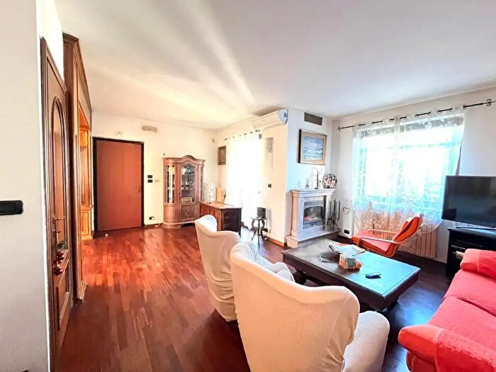 Casa con 10 locali in vendita in Via Monte Cervino, Gassino Torinese