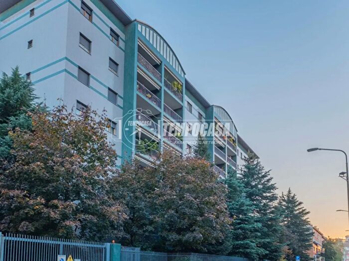 Appartamento trilocale in vendita in Via Carlo Armellini, Milano