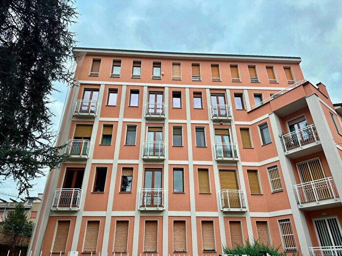 Appartamento trilocale in affitto in Via Scaldasole, Ticinese, Milano