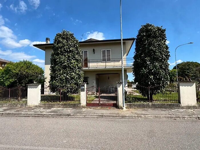 Casa con 8 locali in vendita in Via Gobetti, Bagnolo San Vito