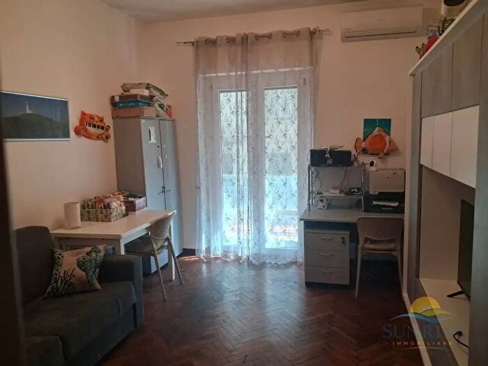 Appartamento quadrilocale in vendita in Via Molteni, Genova