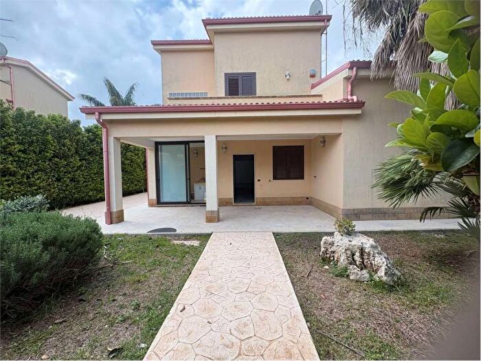 Casa con 5 locali in affitto in Via monte cervino, Epipoli, Siracusa
