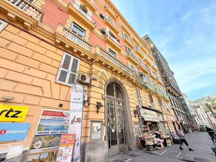 Appartamento trilocale in vendita in Via Giordano Bruno, Napoli