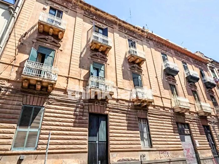 Appartamento con 10 locali in vendita in Via Nicola Fabrizi Snc, Catania