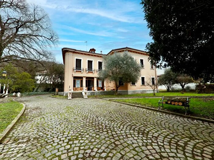 Casa con 5 locali in vendita in Via Santo Stefano, Este