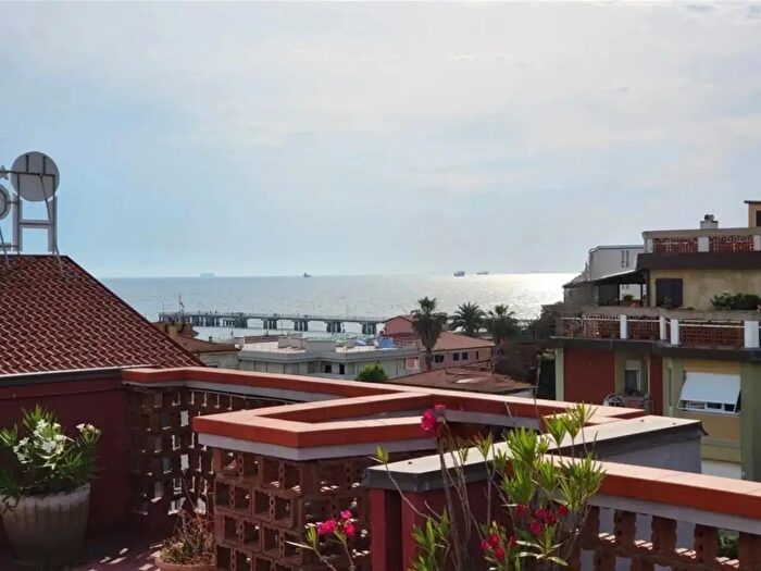 Appartamento con 6 locali in vendita in Via Zolezzi, Massa