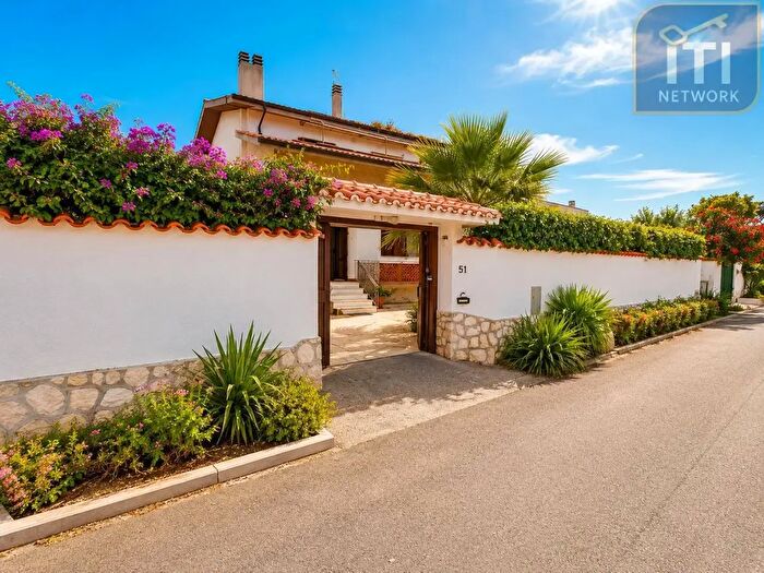 Casa con 6 locali in vendita in Via Tanaro, Ardea