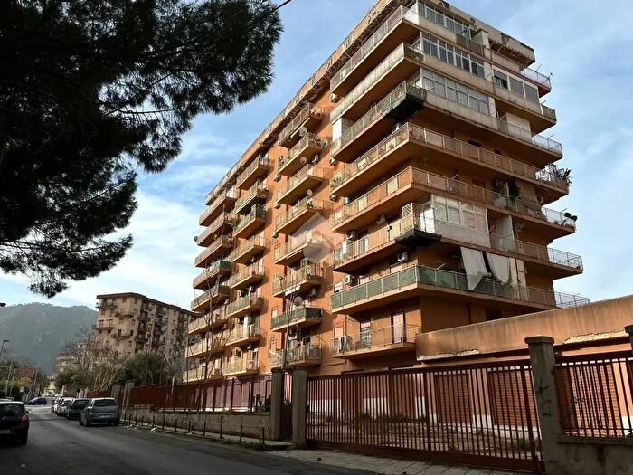 Appartamento trilocale in vendita in Largo Os, Palermo