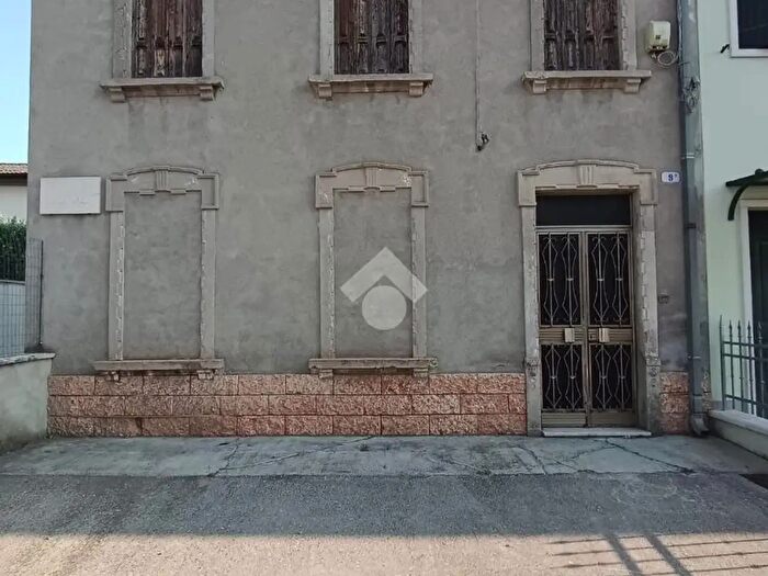 Casa con 6 locali in vendita in Via Cà di Aprili, Verona