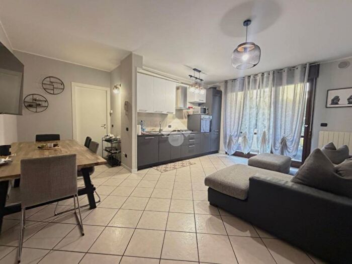 Appartamento trilocale in vendita in Via Papa Giovanni XXIII, Carobbio, Carobbio degli Angeli