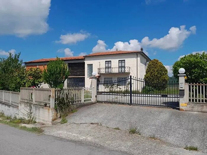 Casa con 10 locali in vendita in Roascio