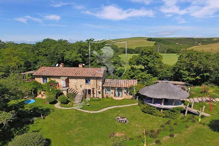 Casa con 7 locali in vendita in Castelmuzio, Trequanda