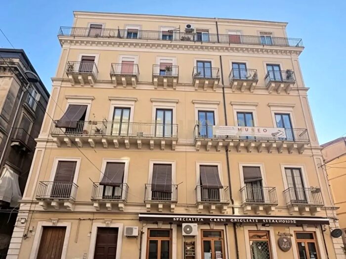 Appartamento con 9 locali in vendita in Via Porta di Ferro, Catania
