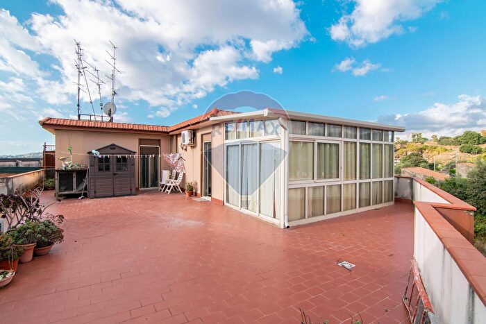 Appartamento trilocale in vendita in Via Vittorio Emanuele, Aci Catena