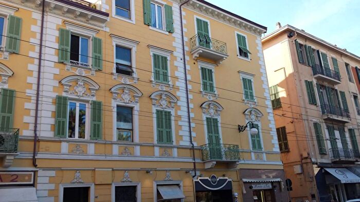 Appartamento trilocale in vendita in Via Vittorio Emanuele II, Bordighera