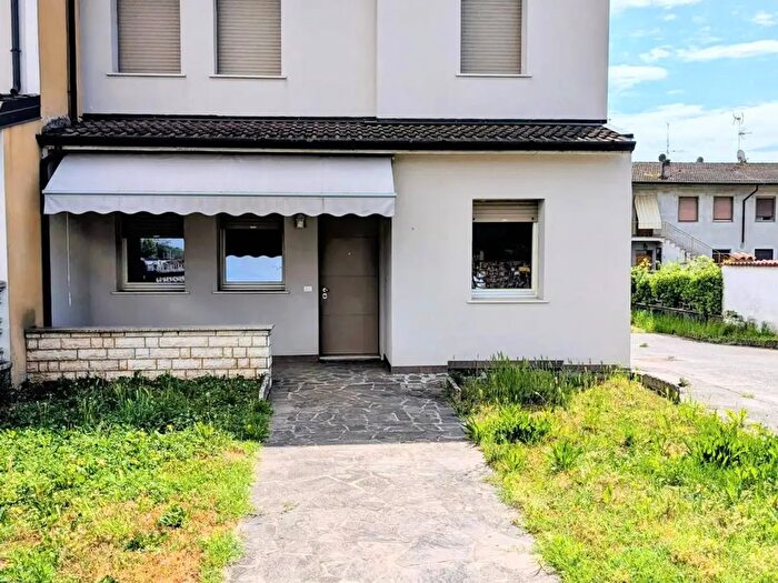 Casa con 6 locali in vendita in Via Europa, Quinzano DOglio