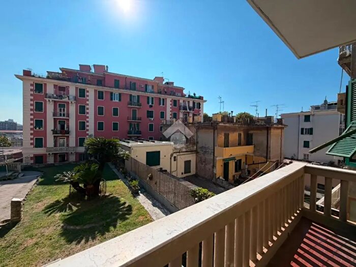Appartamento trilocale in vendita in Via Coronata, Genova
