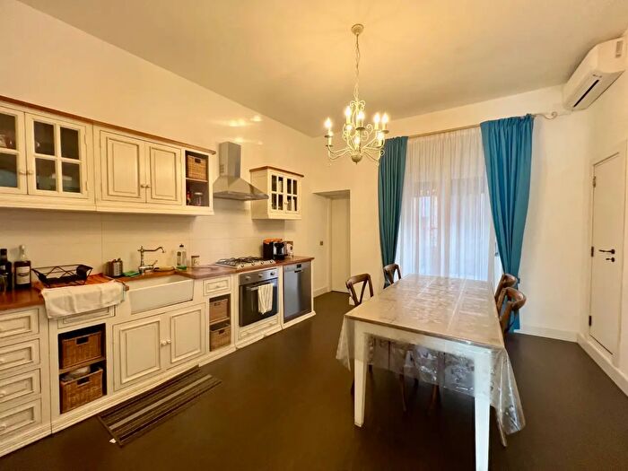 Appartamento con 6 locali in affitto in Via Giuseppe Garibaldi, Catania