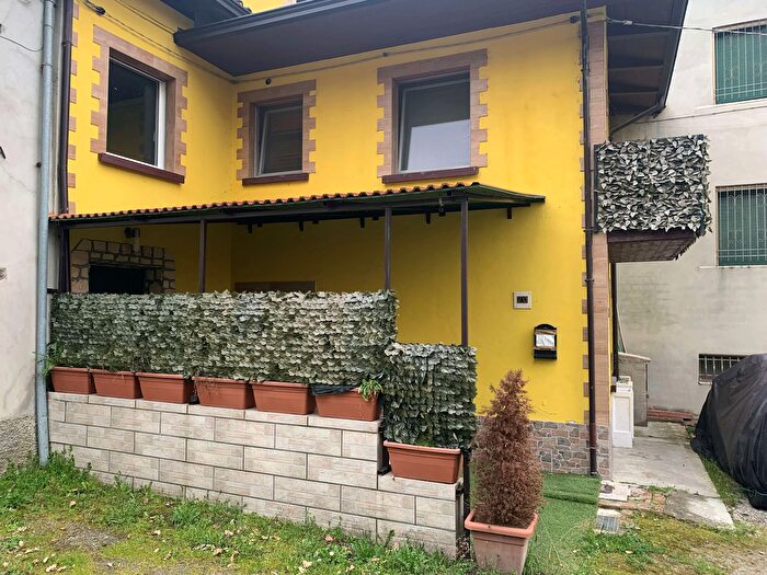 Casa con 5 locali in vendita in Via Compiano, Canossa