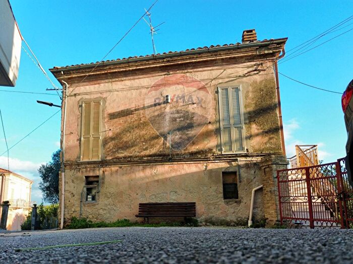 Casa con 9 locali in vendita in Villa Rogatti, Ortona