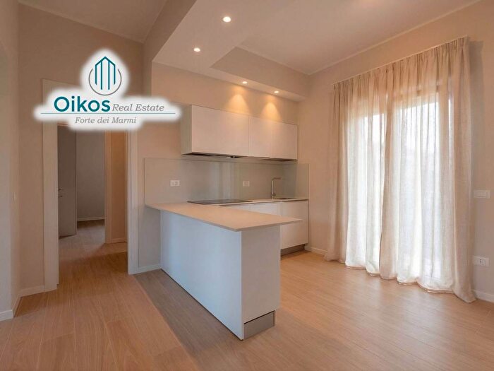 Appartamento con 5 locali in affitto in Via Antonio Canova, Vittoria Apuana, Forte dei Marmi