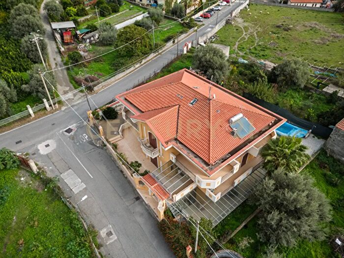 Casa con 17 locali in vendita in Piazza Antonio Stracuzzi, Santa Teresa Di Riva
