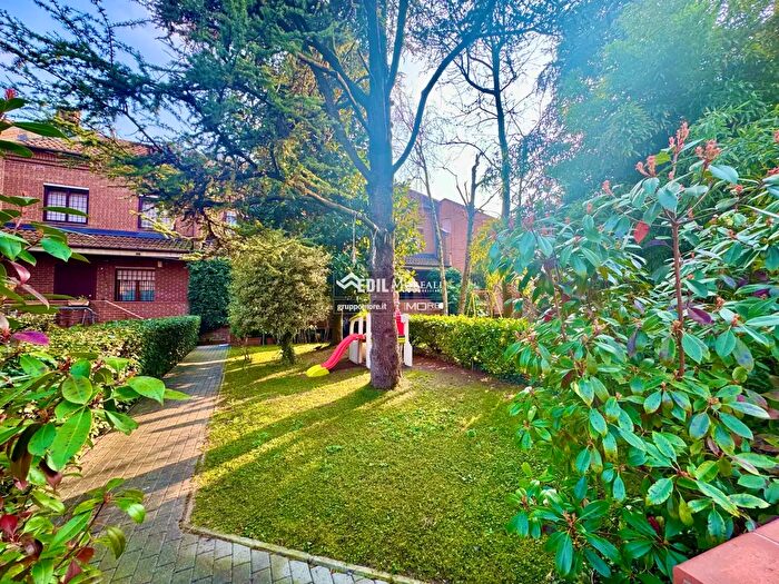 Casa con 6 locali in vendita in AdZe Via Cimone, Modena