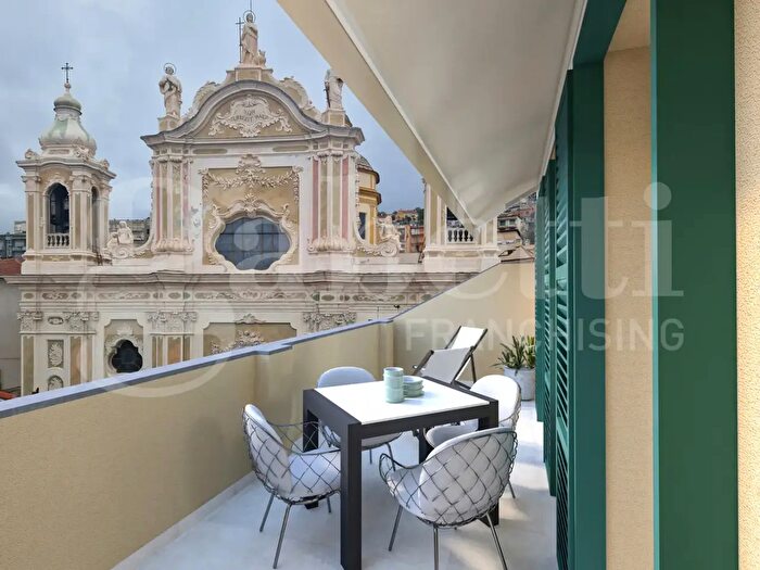 Appartamento con 5 locali in vendita in Via Roma, Finale Ligure