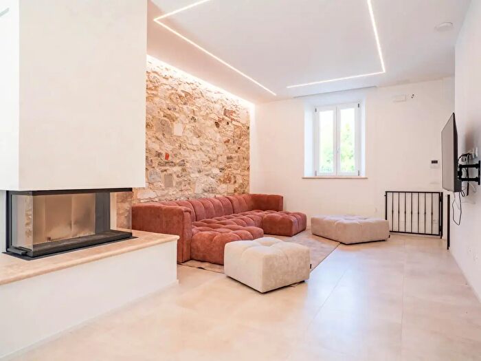 Casa con 6 locali in vendita in Via Gorizia, Asciano