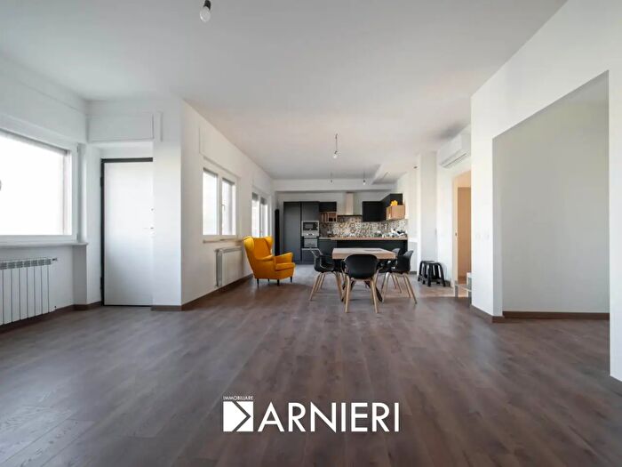 Appartamento con 8 locali in vendita in Via Giotto, Latina