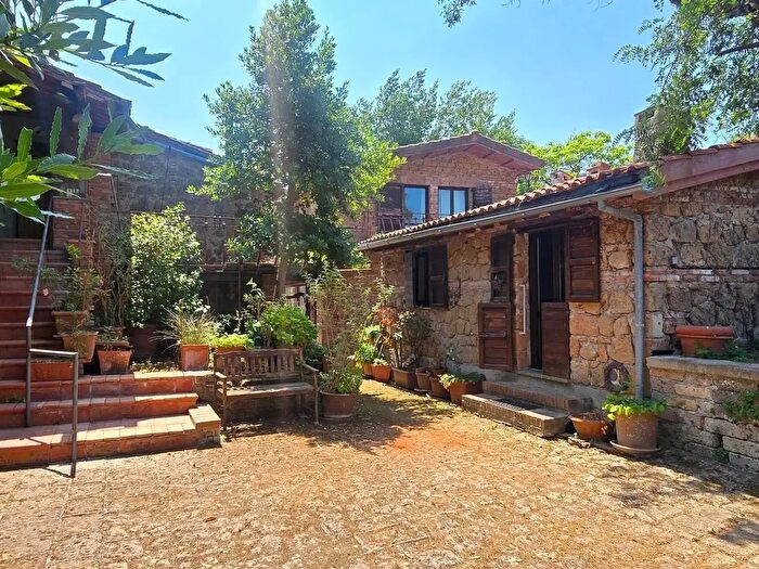 Casa con 11 locali in vendita in Località San Giorgio, Proceno