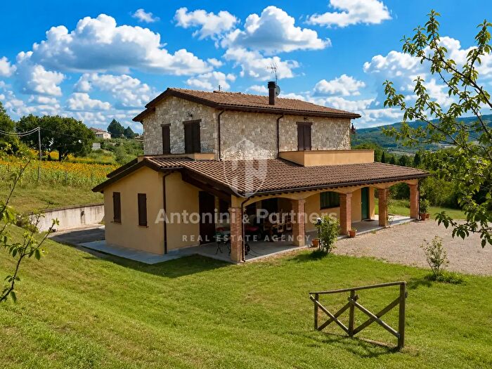 Casa con 13 locali in vendita in Via di Mezzo Muro, Todi