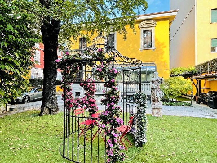 Casa con 6 locali in vendita in Via Teodosio Milano, Milano