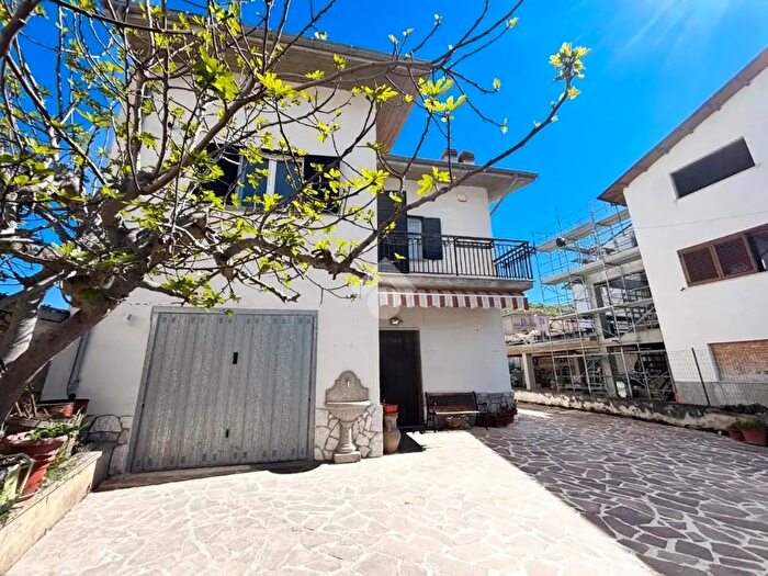 Casa con 6 locali in vendita in Via Gioacchino Volpe, LAquila